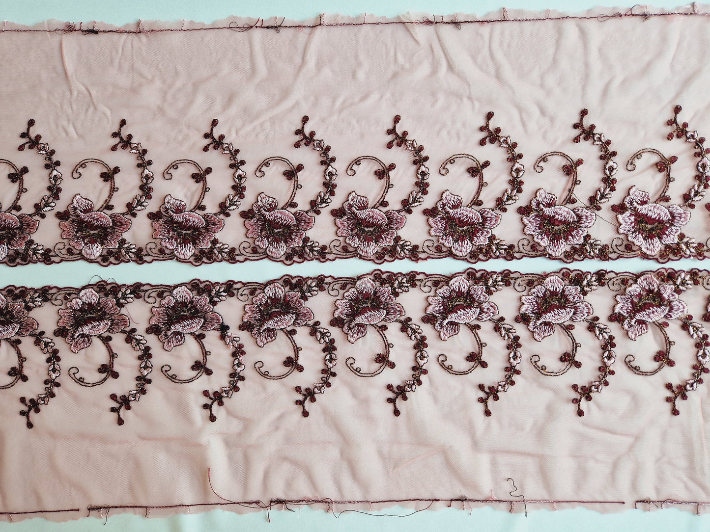 2024-44 mauve kleurig tule kant bloemen en rose goud kleurig lurexdraad