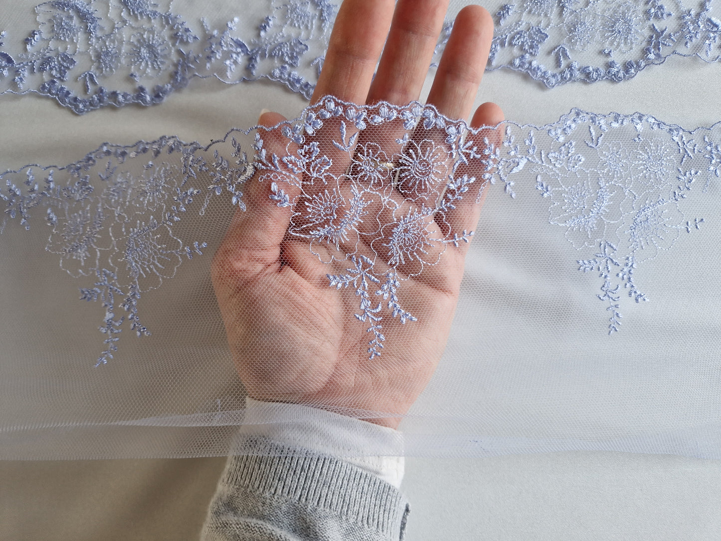 2024-45 delicaat lila tule kant fijntjes bloemen borduursel in ton sur ton