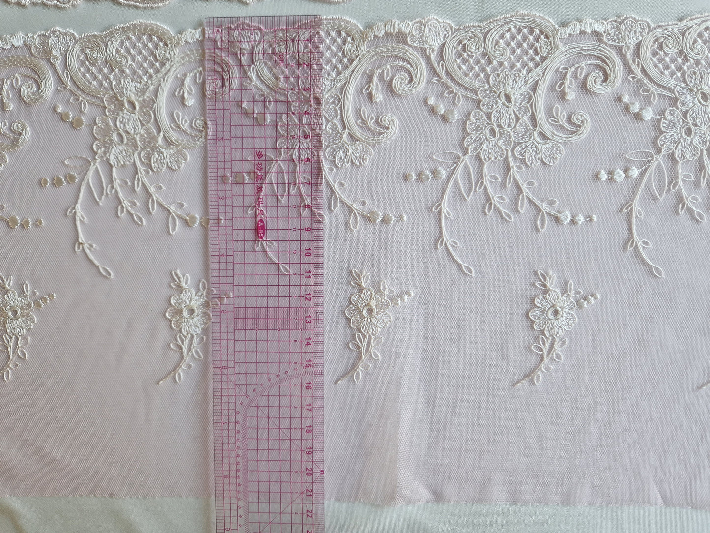 2024-47 babyroze tule kant in Rococo stijl geborduurd in crème kleurig draad