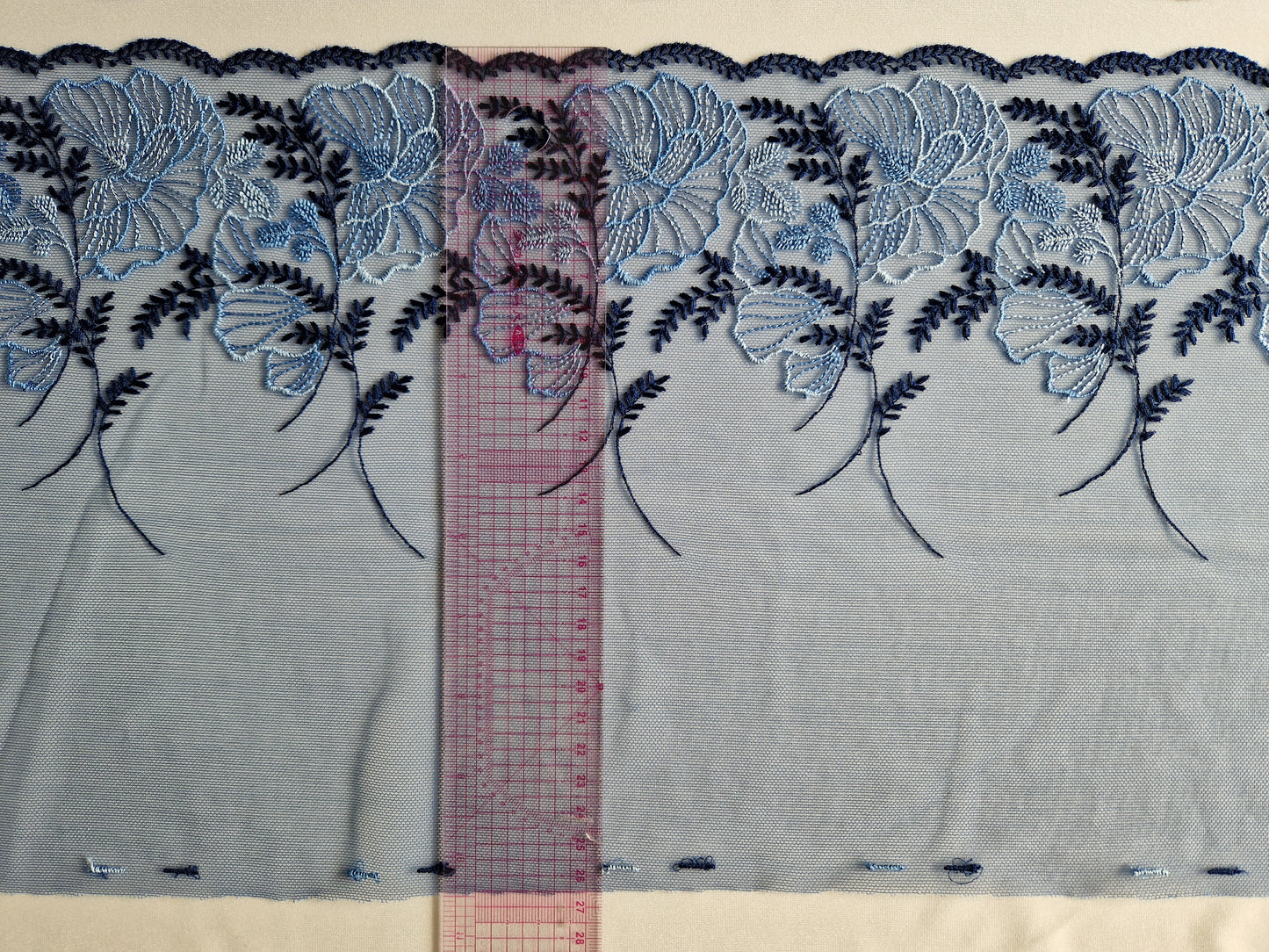 2024-50 jeansblauw tule kant met geborduurde veldbloemen