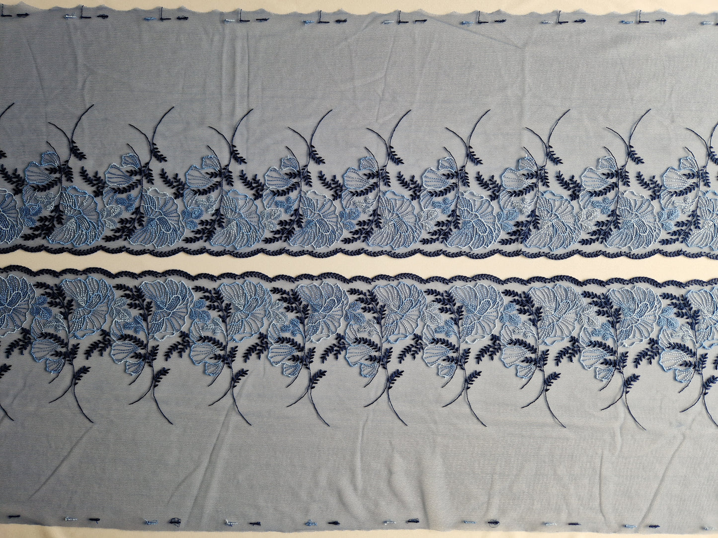 2024-50 jeansblauw tule kant met geborduurde veldbloemen