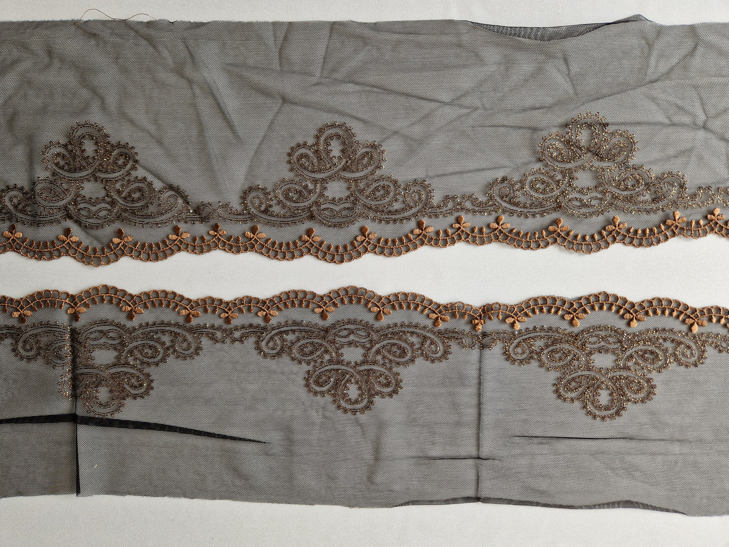 2024-52 Zwart tule kant met zeer fijntjes borduursel met goudkleurig lurex draad