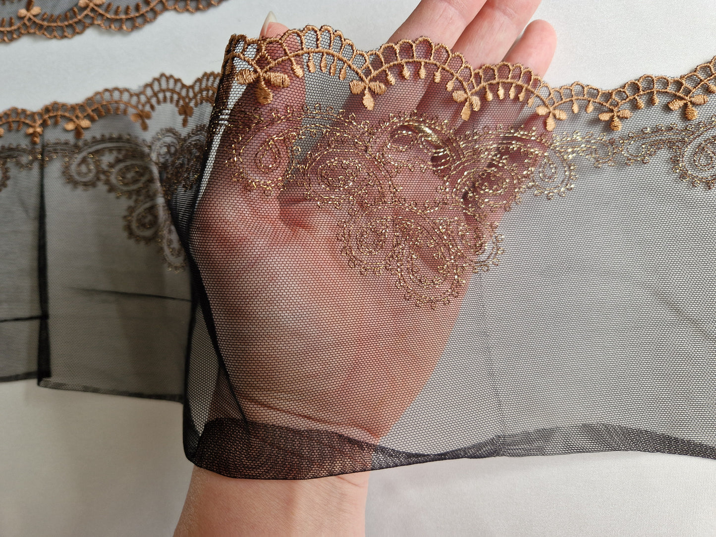 2024-52 Zwart tule kant met zeer fijntjes borduursel met goudkleurig lurex draad