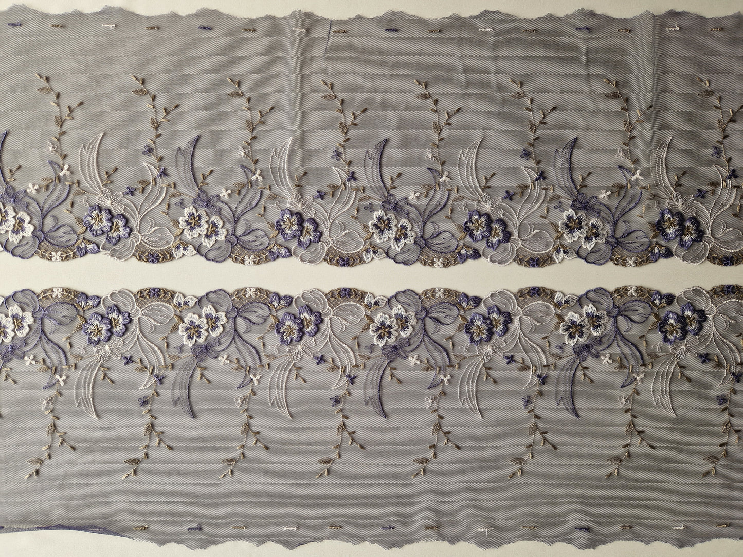 2024-54 donker Delfts blauw tulekant met geborduurde bloemen en strikken