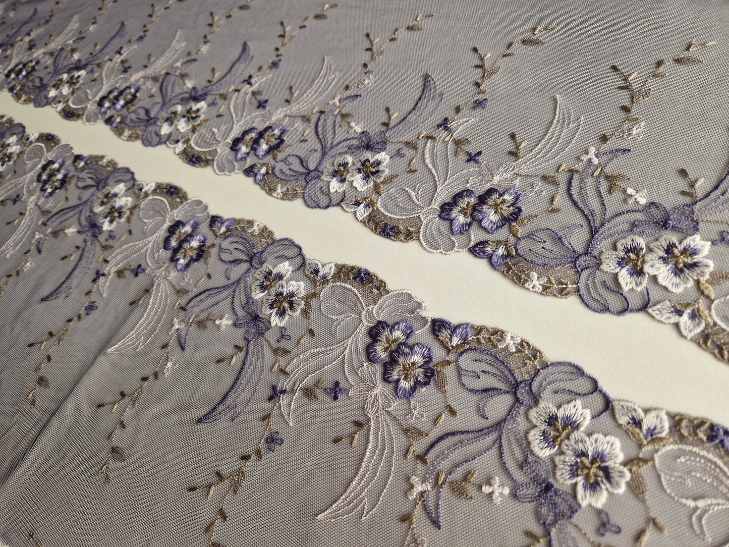 2024-54 donker Delfts blauw tulekant met geborduurde bloemen en strikken