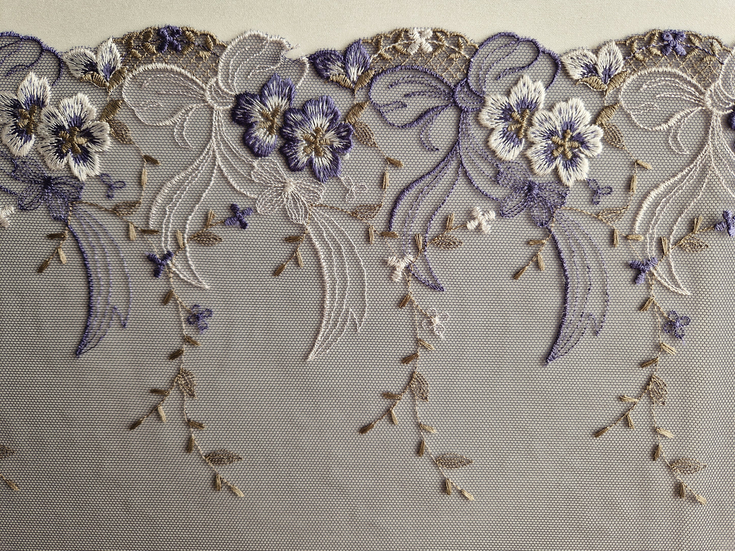 2024-54 donker Delfts blauw tulekant met geborduurde bloemen en strikken