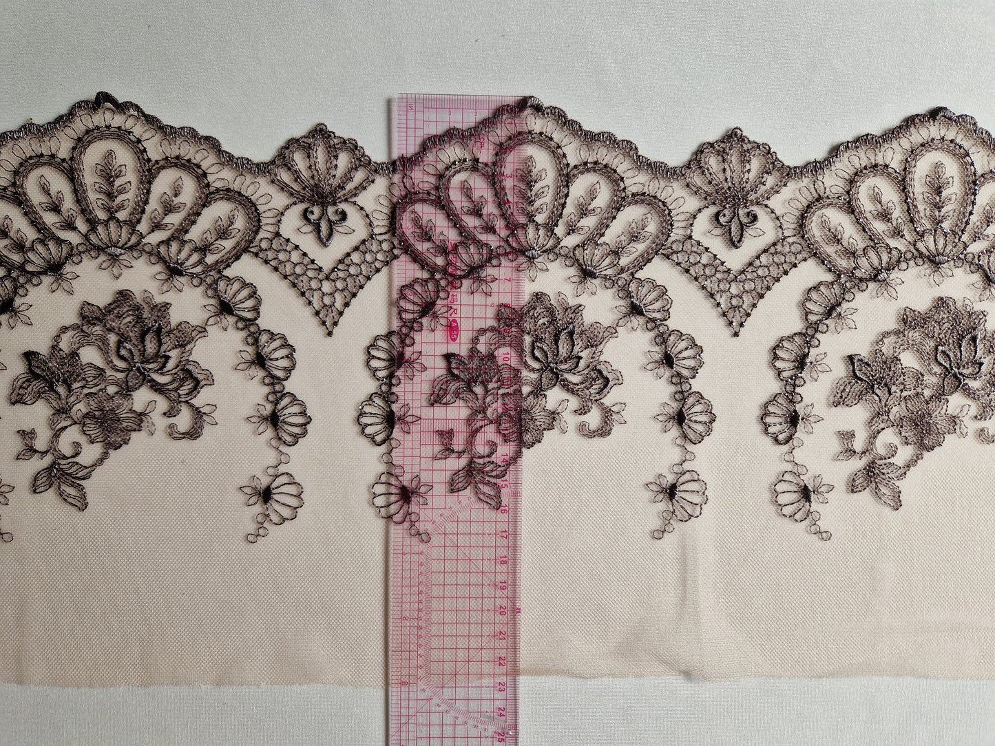 2024-58 licht peach kleurig tule kant met vulcanogray Rococo stijl borduursel en zilverkleurig lurex draadje