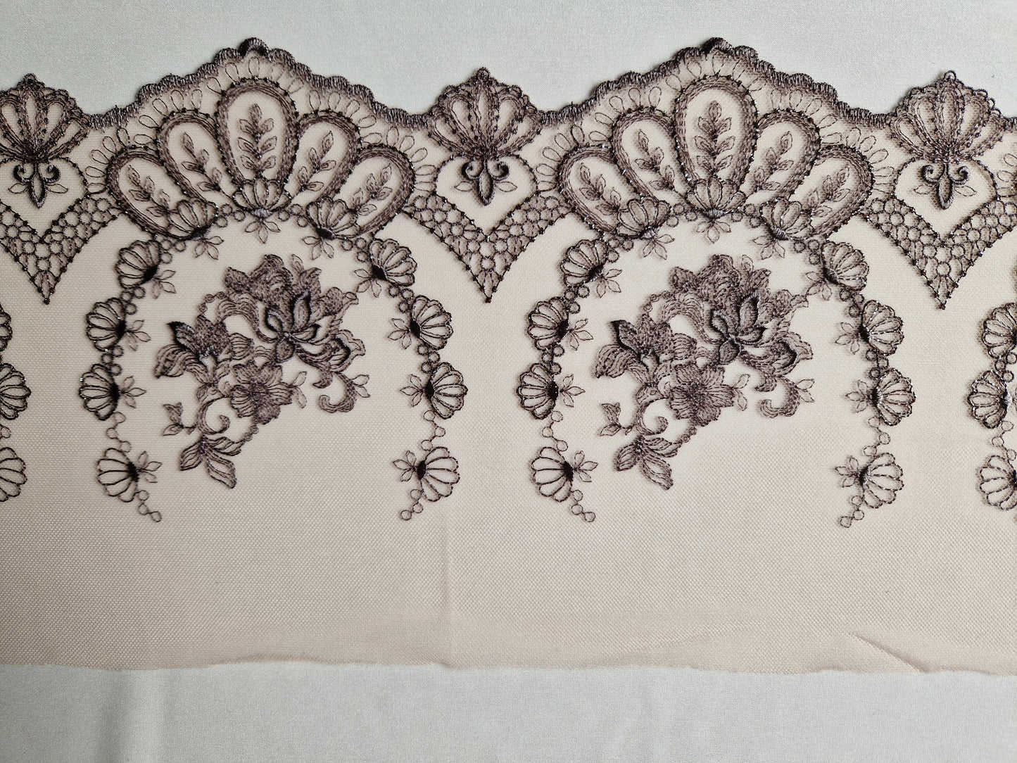2024-58 licht peach kleurig tule kant met vulcanogray Rococo stijl borduursel en zilverkleurig lurex draadje