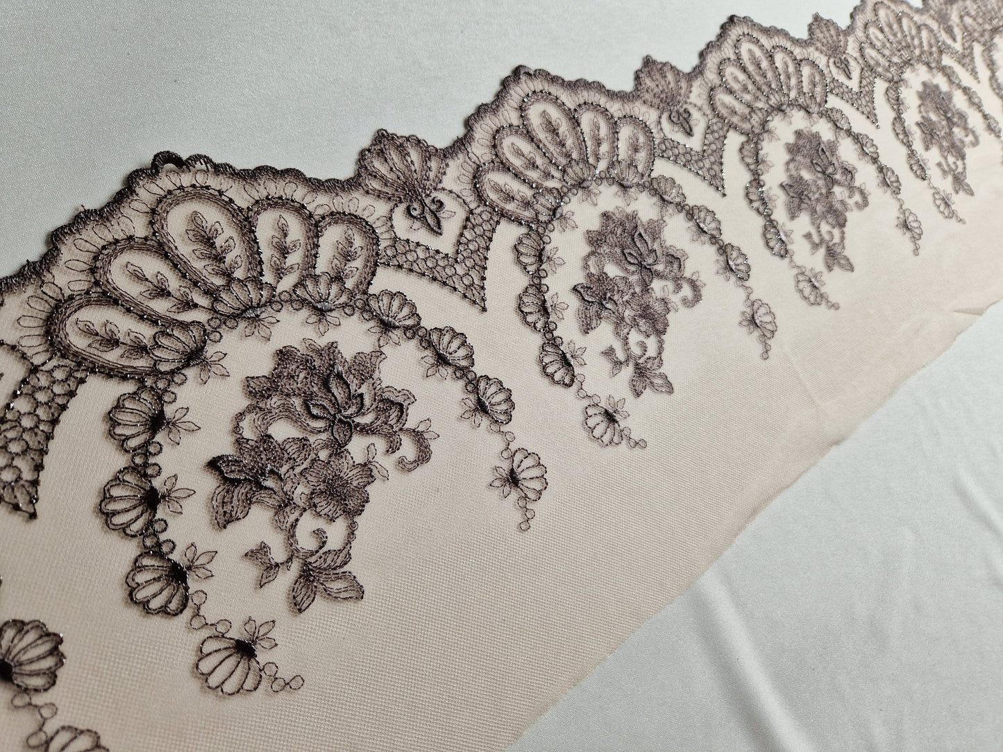 2024-58 licht peach kleurig tule kant met vulcanogray Rococo stijl borduursel en zilverkleurig lurex draadje