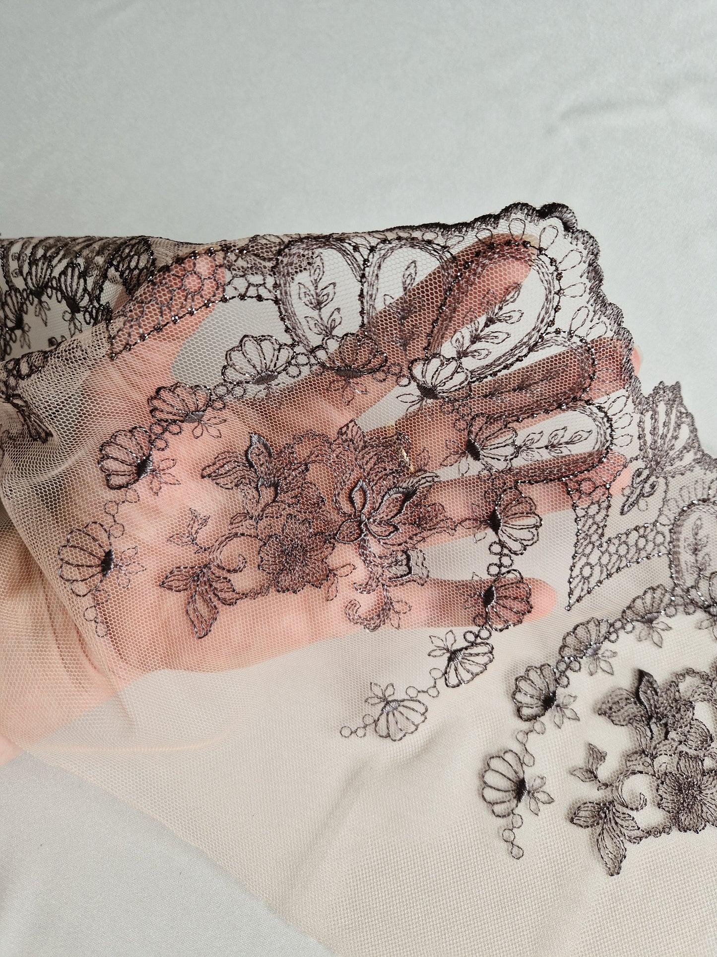 2024-58 licht peach kleurig tule kant met vulcanogray Rococo stijl borduursel en zilverkleurig lurex draadje