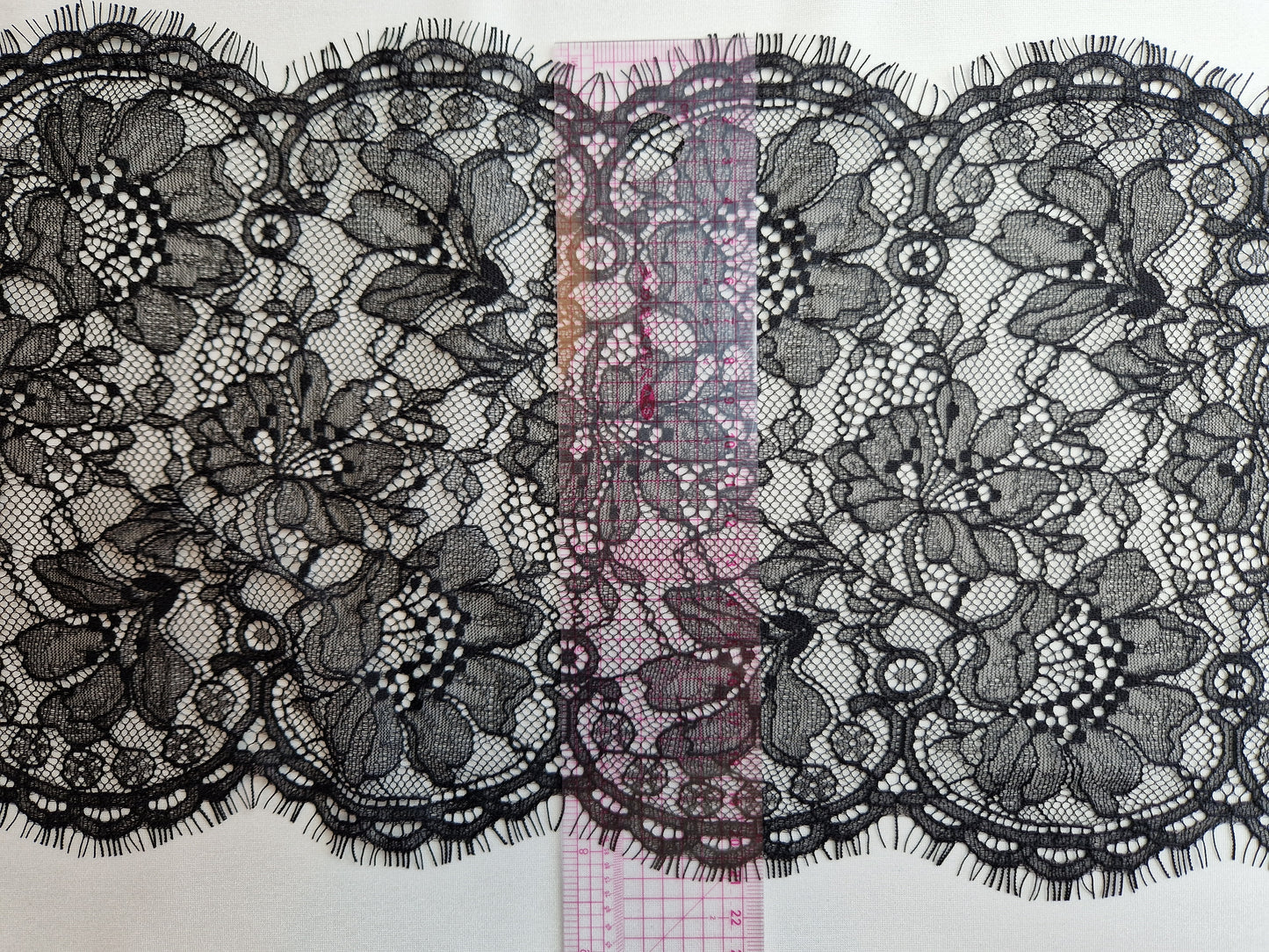 2024-66 zwart Frans wimperkant met hibiscus motief