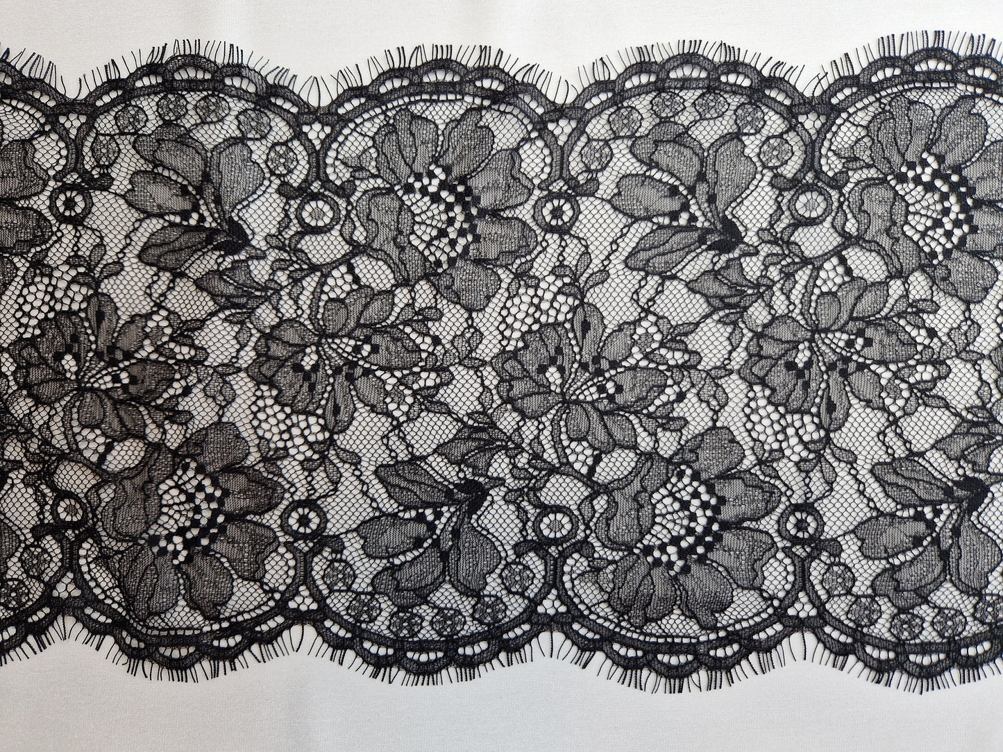 2024-66 zwart Frans wimperkant met hibiscus motief