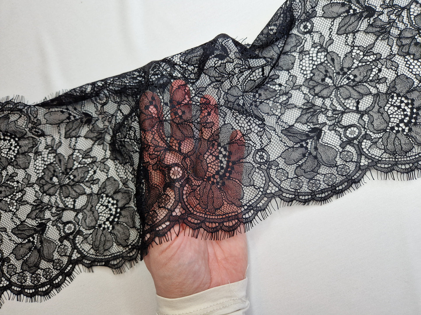 2024-66 zwart Frans wimperkant met hibiscus motief