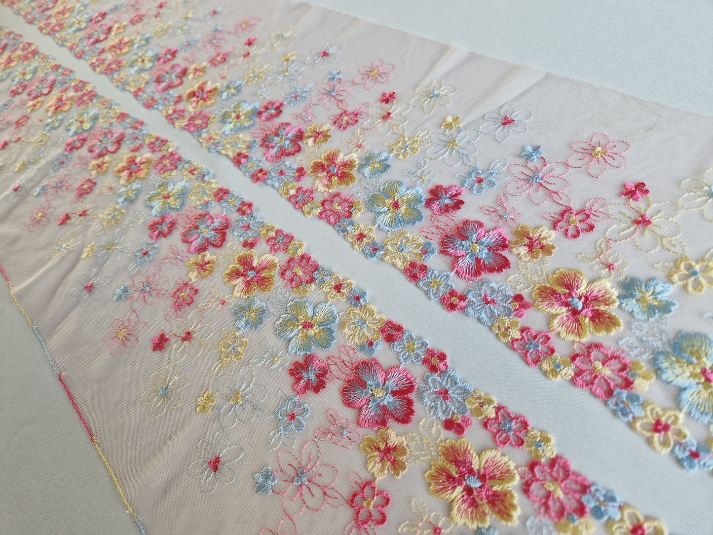 2024-61 tule kant, rijkelijk geborduurd met bloemetjes in roze, licht blauw en licht geel