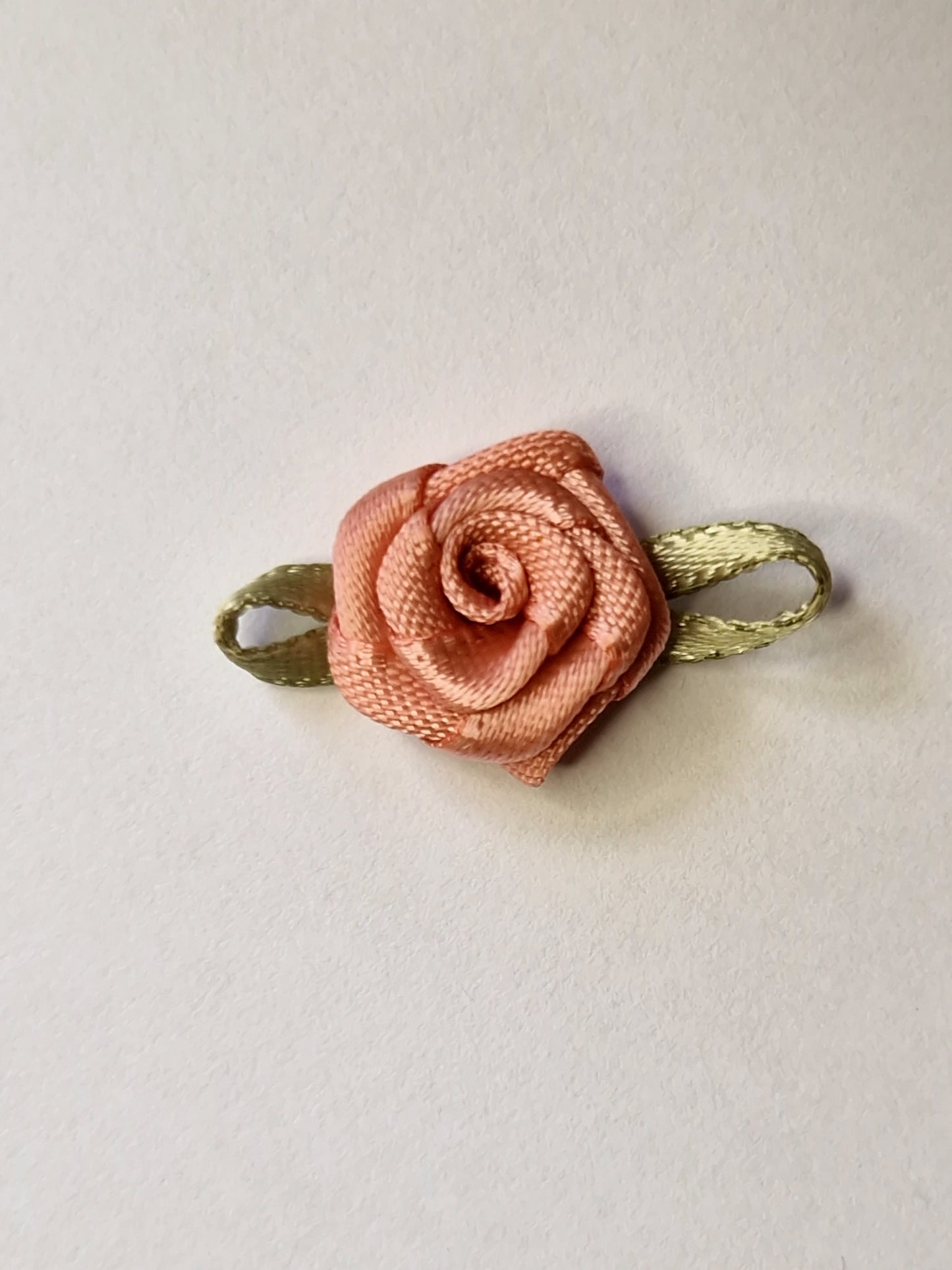 Satijnen roosje in oud roze