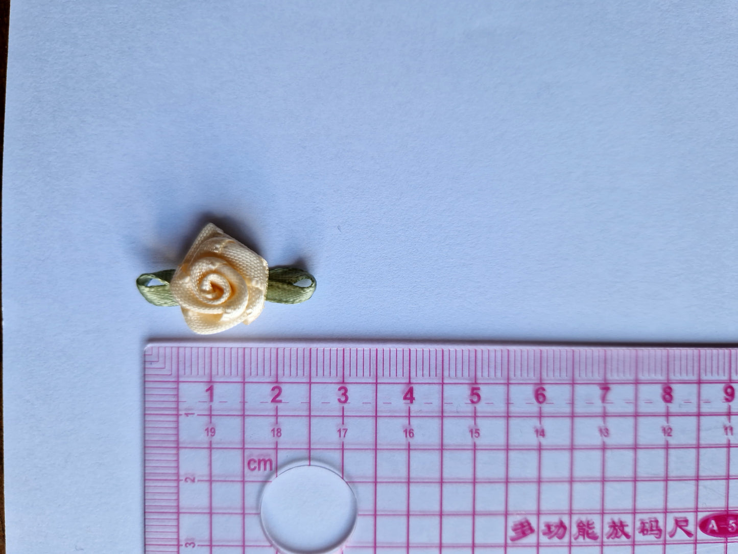 Satijnen roosje in ivoor