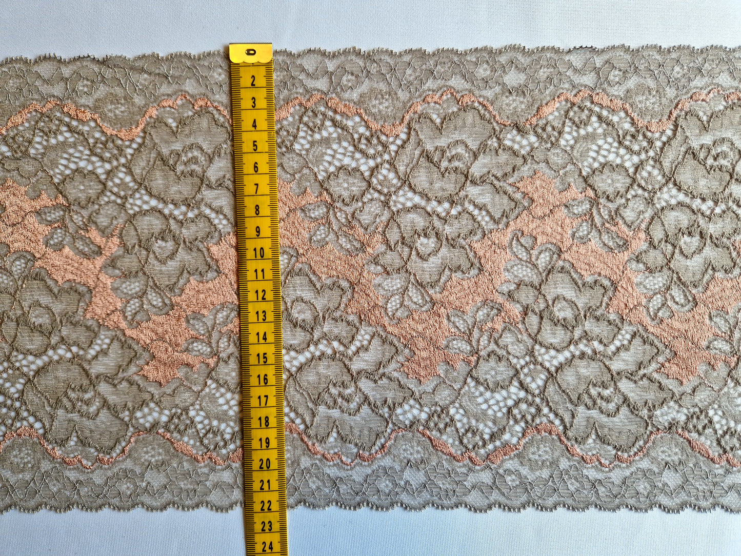 2024-73 peach met taupe kleurig stretchkant
