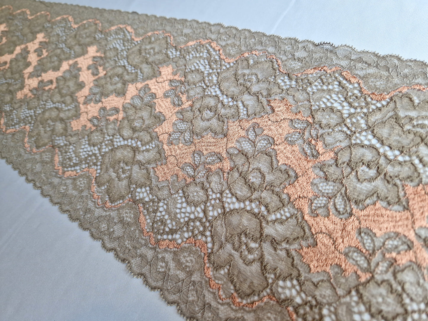2024-73 peach met taupe kleurig stretchkant