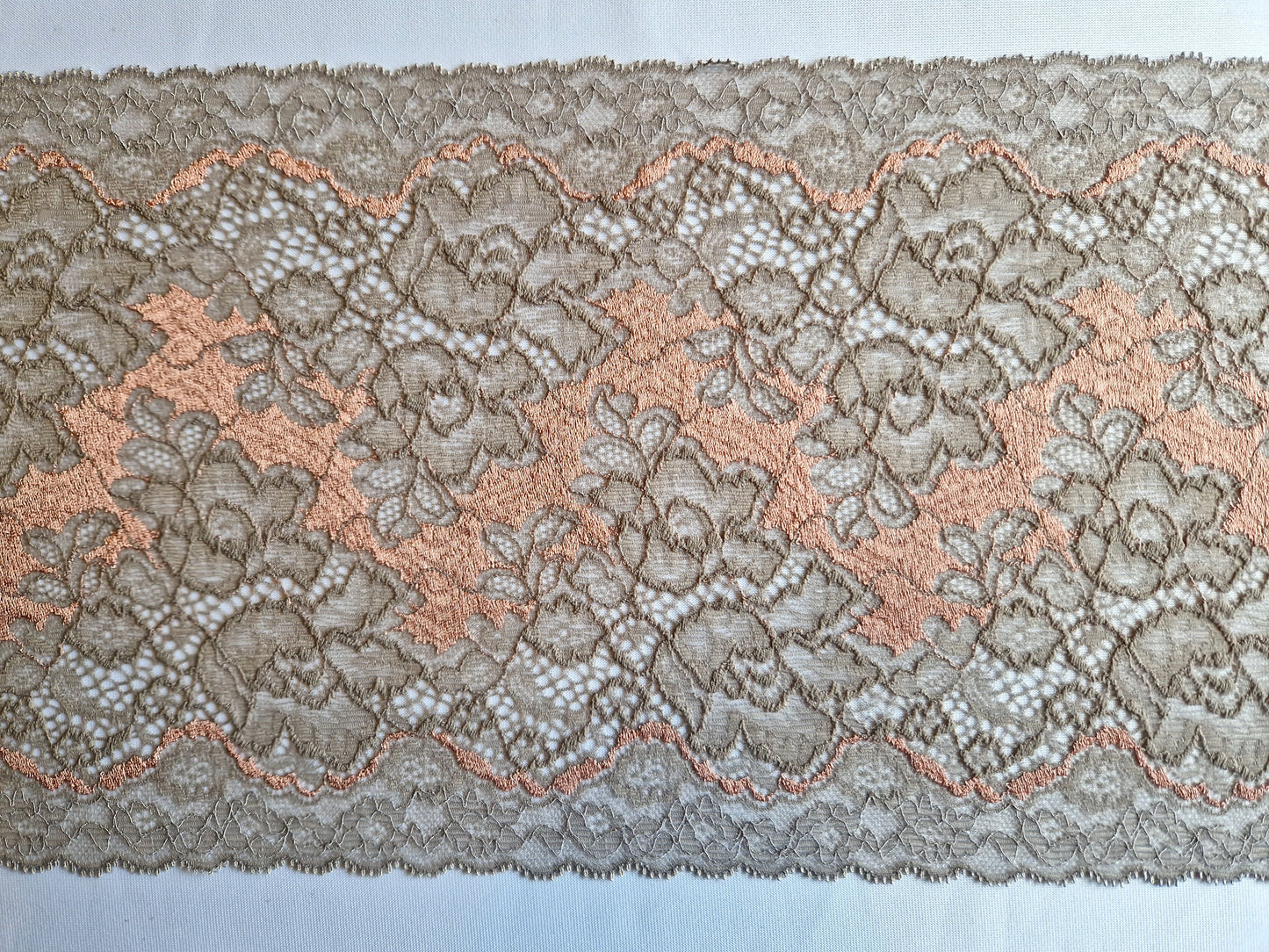 2024-73 peach met taupe kleurig stretchkant