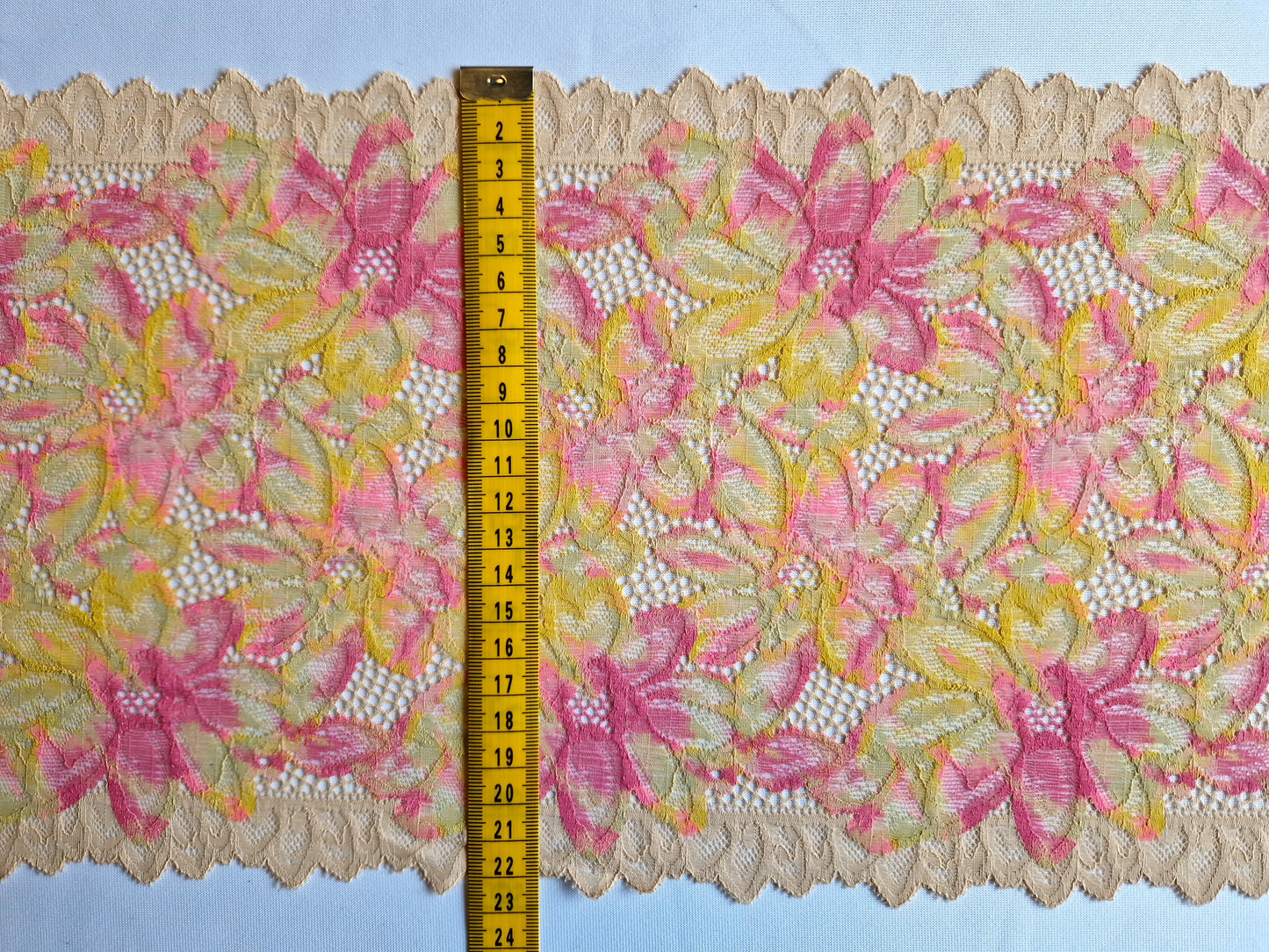 2024-74 beige stretchkant met roze en gele print