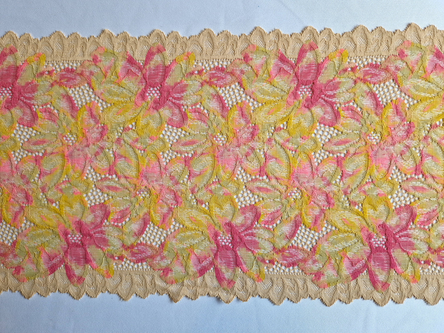 2024-74 beige stretchkant met roze en gele print