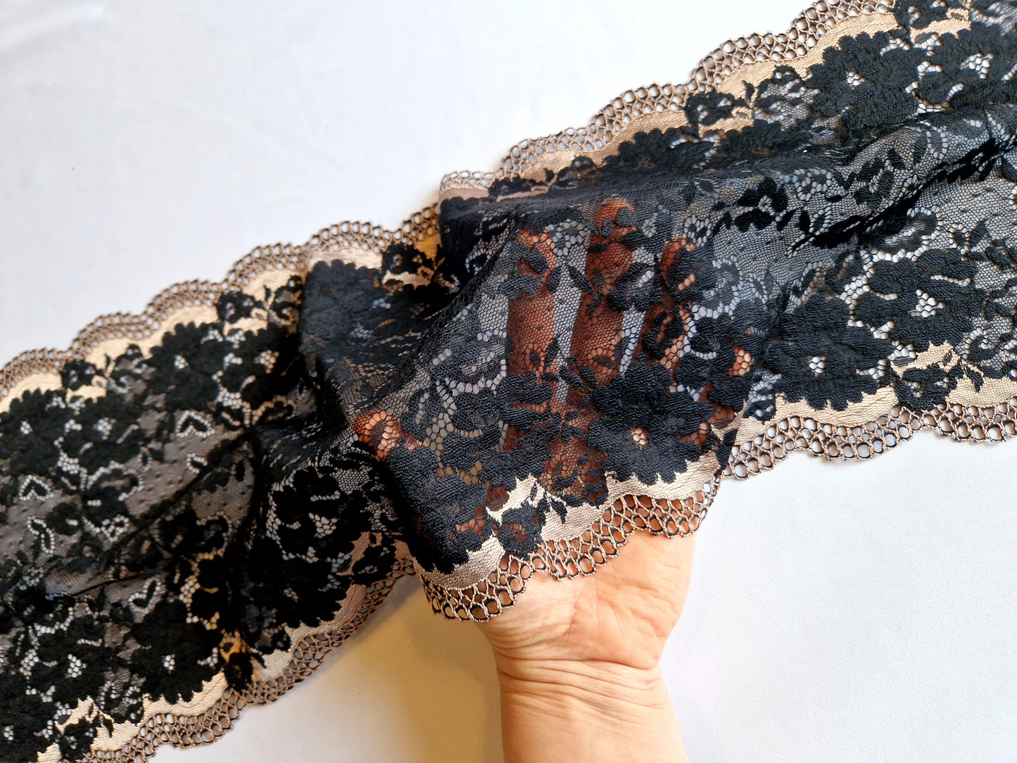 2024-75 zwart stretchkant met taupe kleurige randje