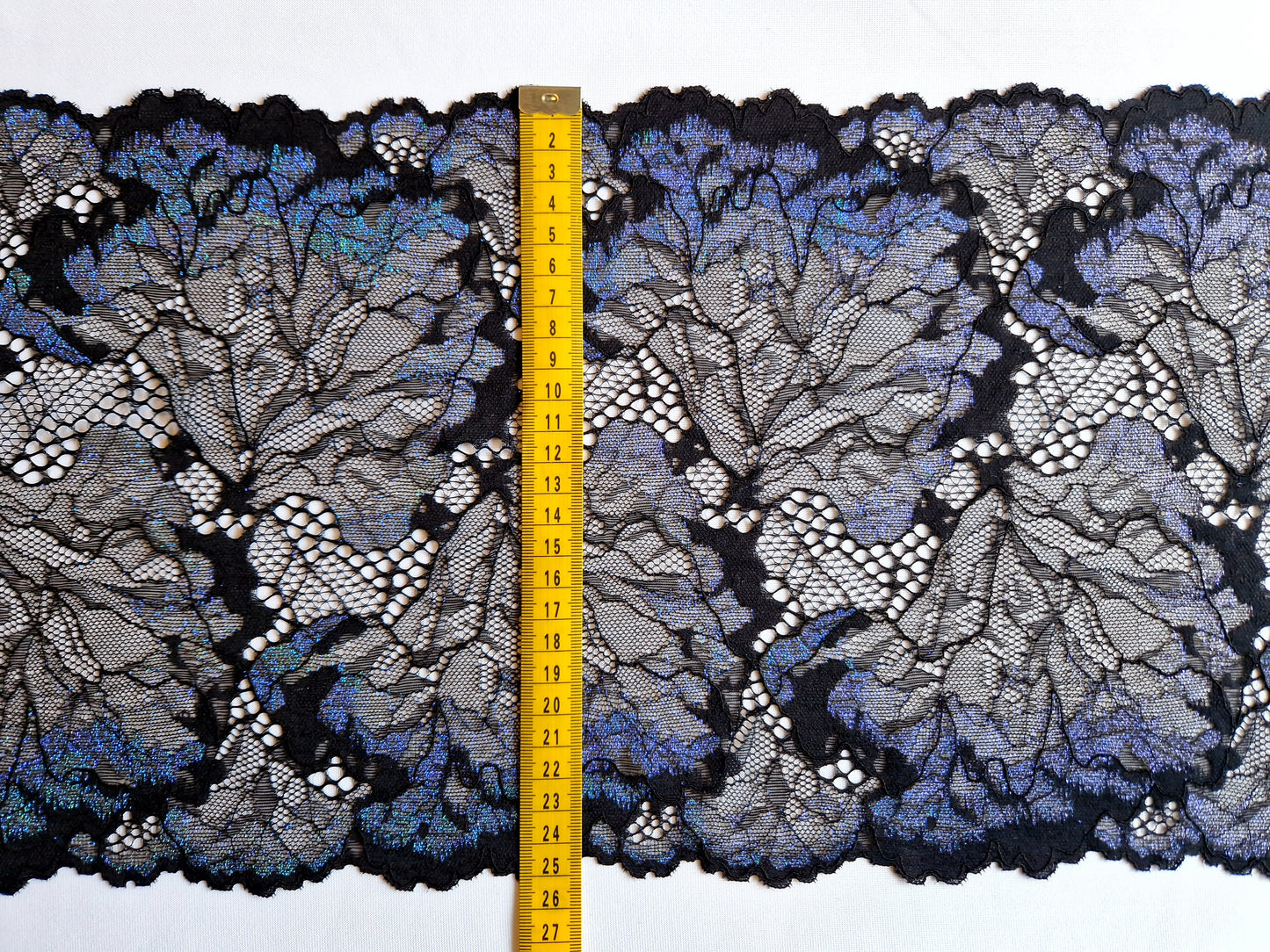 2024-76 zwart stretchkant met iriserende blauwe tinten