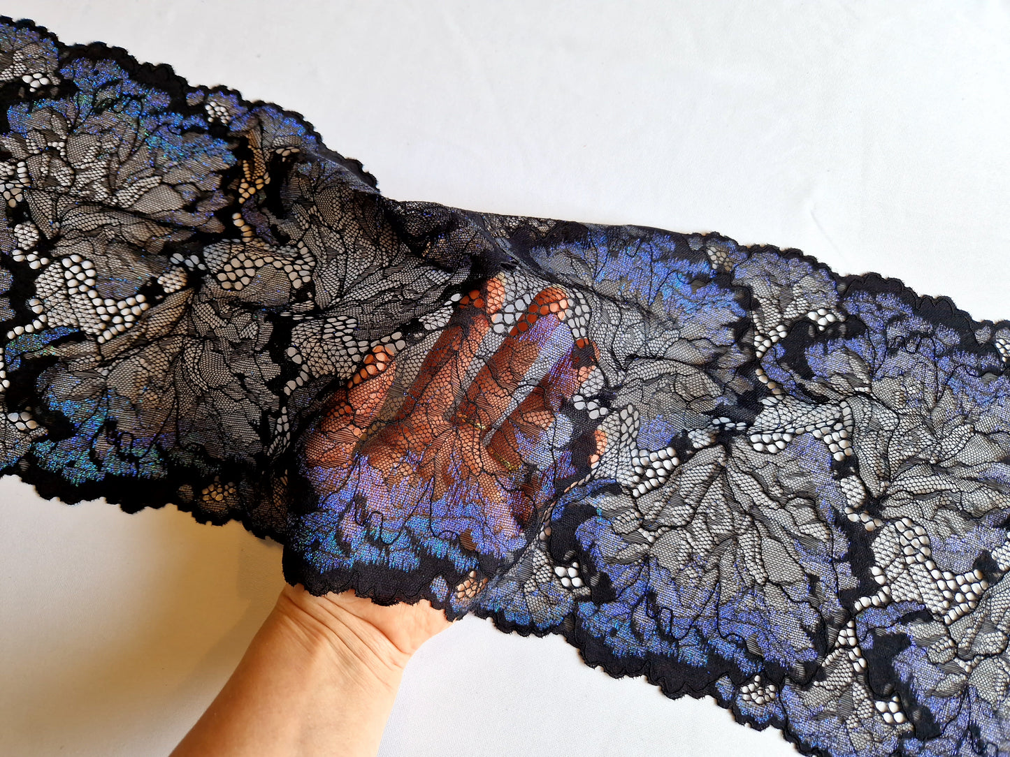 2024-76 zwart stretchkant met iriserende blauwe tinten