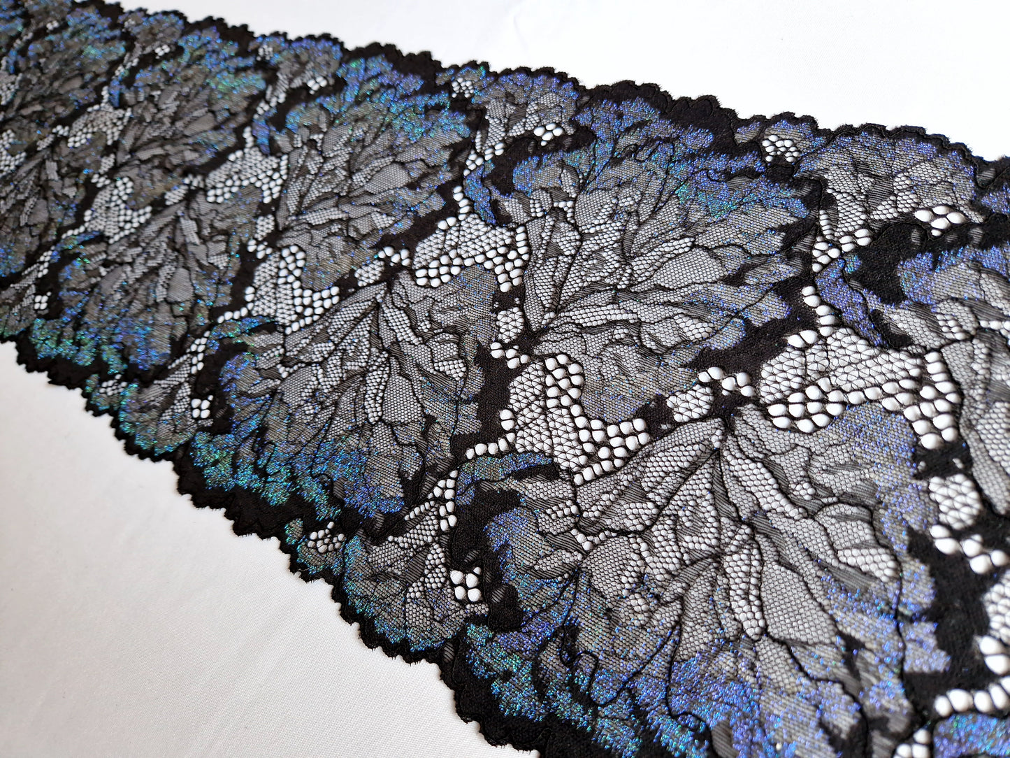 2024-76 zwart stretchkant met iriserende blauwe tinten