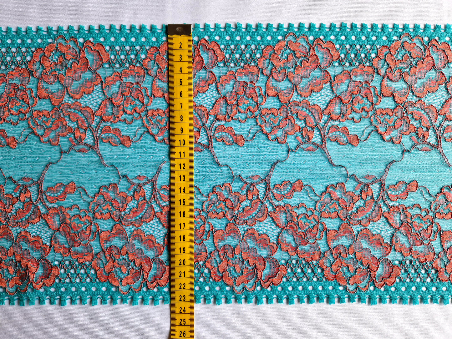 2024-77 azuurblauw met rood stretchkant