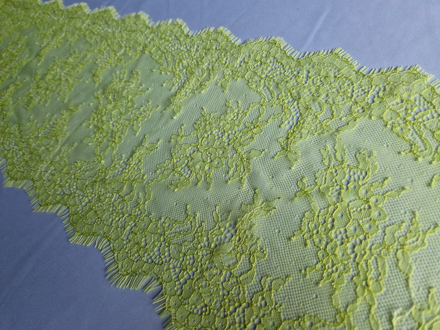 2024-80 Frans wimperkant in lime groen