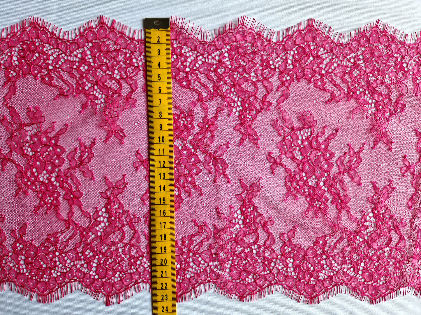 2024-81 Frans wimperkant in fuchsia roze