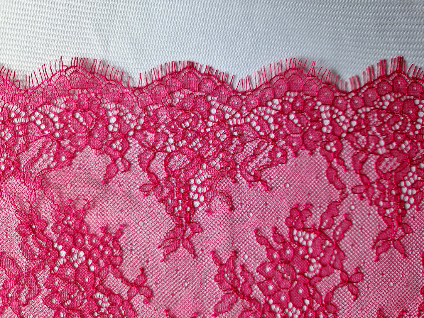 2024-81 Frans wimperkant in fuchsia roze