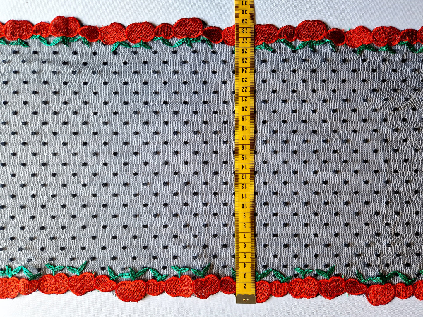 2024-85 Grappig zwart tule kant met ingeweven polka dot en geborduurde appeltjes