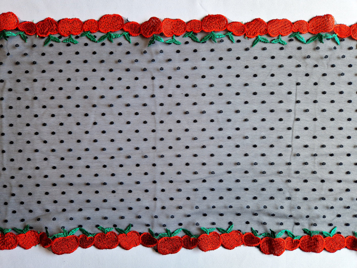 2024-85 Grappig zwart tule kant met ingeweven polka dot en geborduurde appeltjes