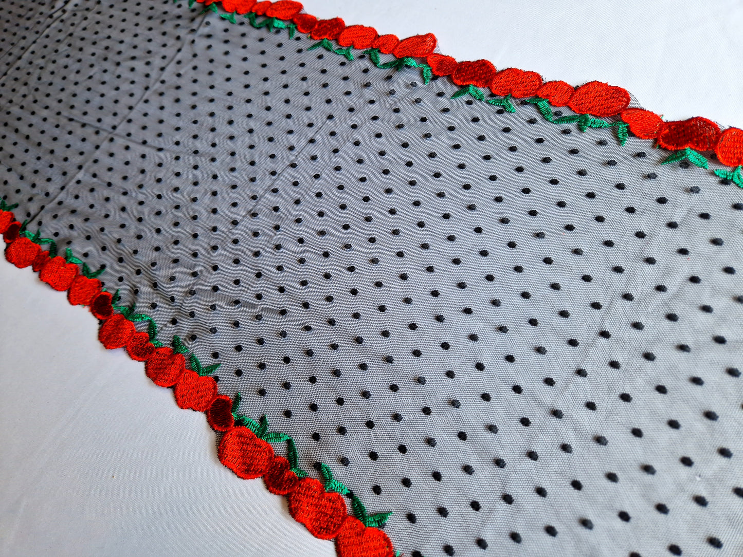 2024-85 Grappig zwart tule kant met ingeweven polka dot en geborduurde appeltjes