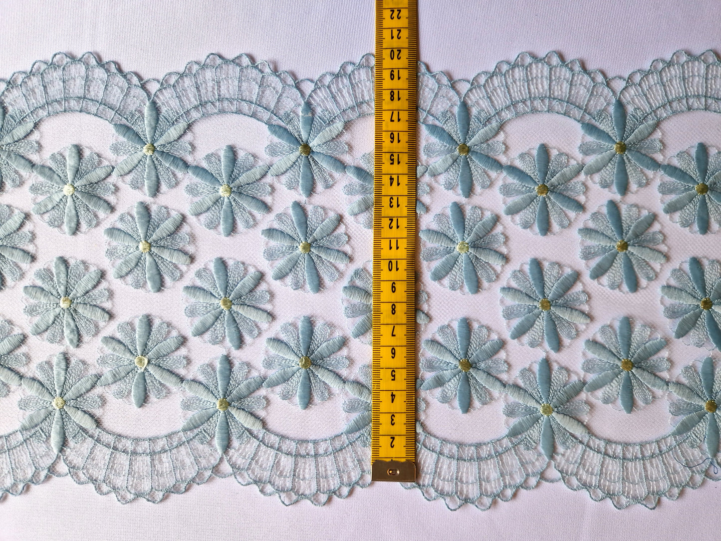 2024-86 vintage blauw tule kant met geborduurde margrieten