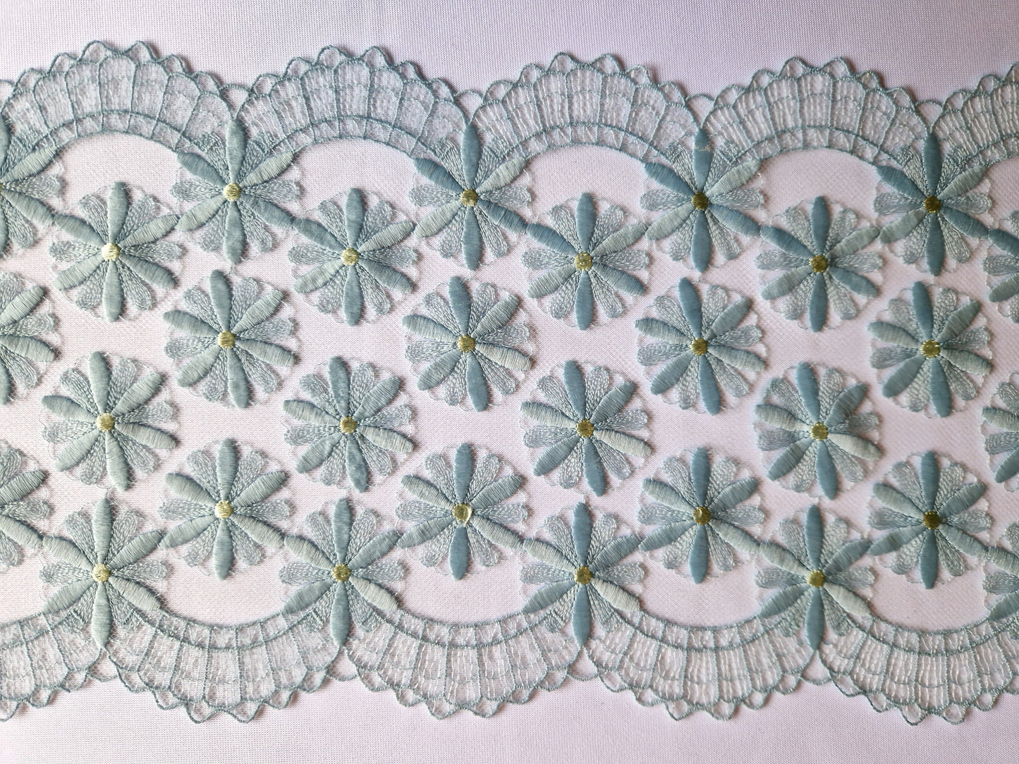 2024-86 vintage blauw tule kant met geborduurde margrieten