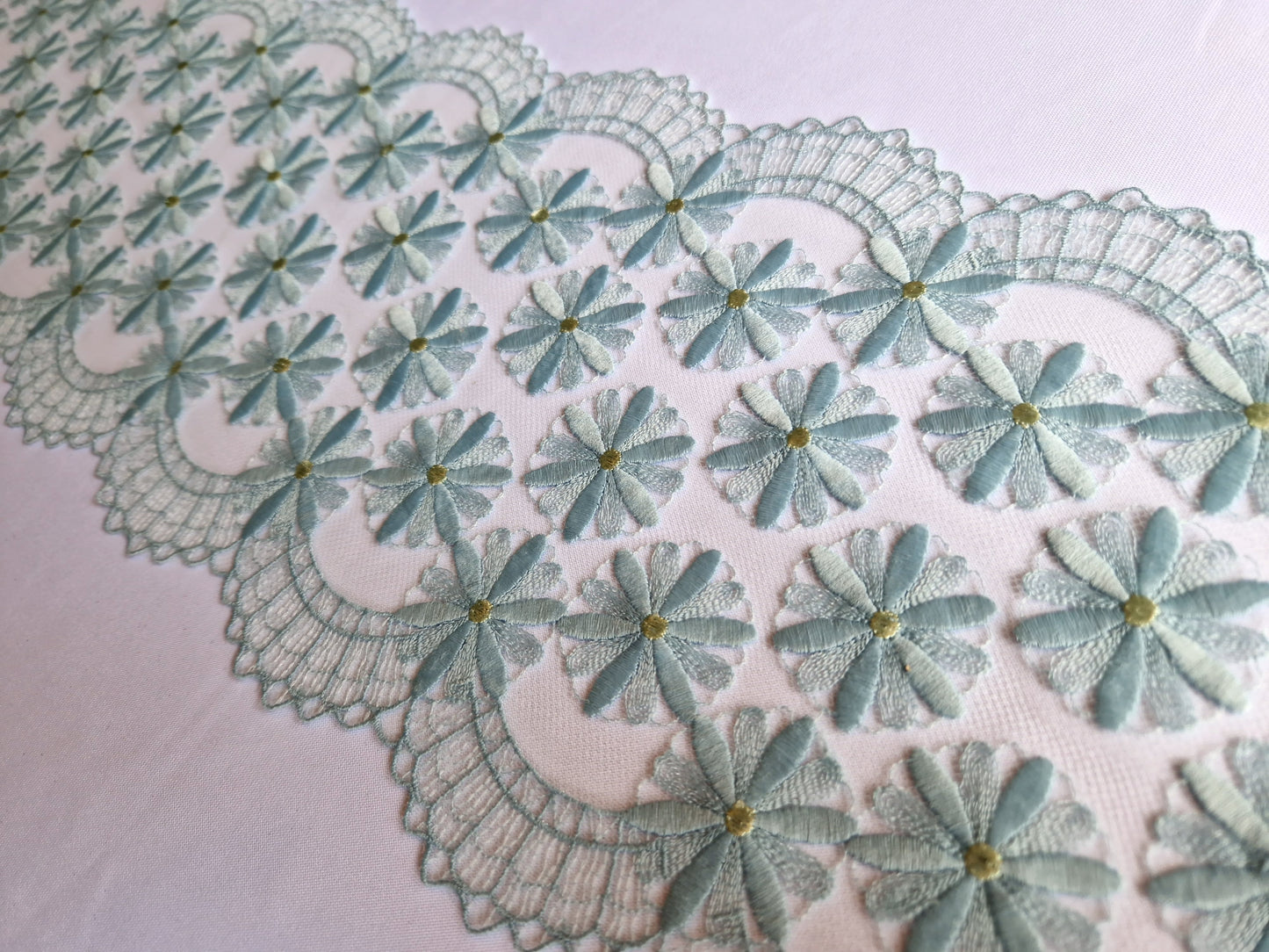 2024-86 vintage blauw tule kant met geborduurde margrieten
