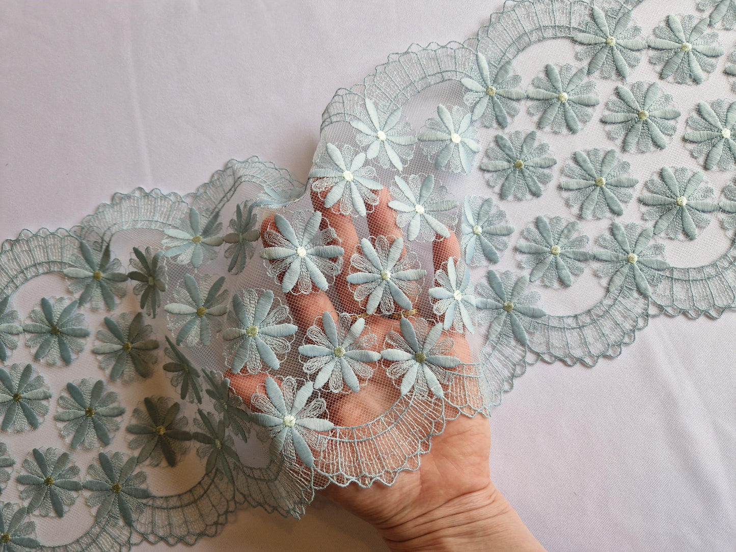 2024-86 vintage blauw tule kant met geborduurde margrieten