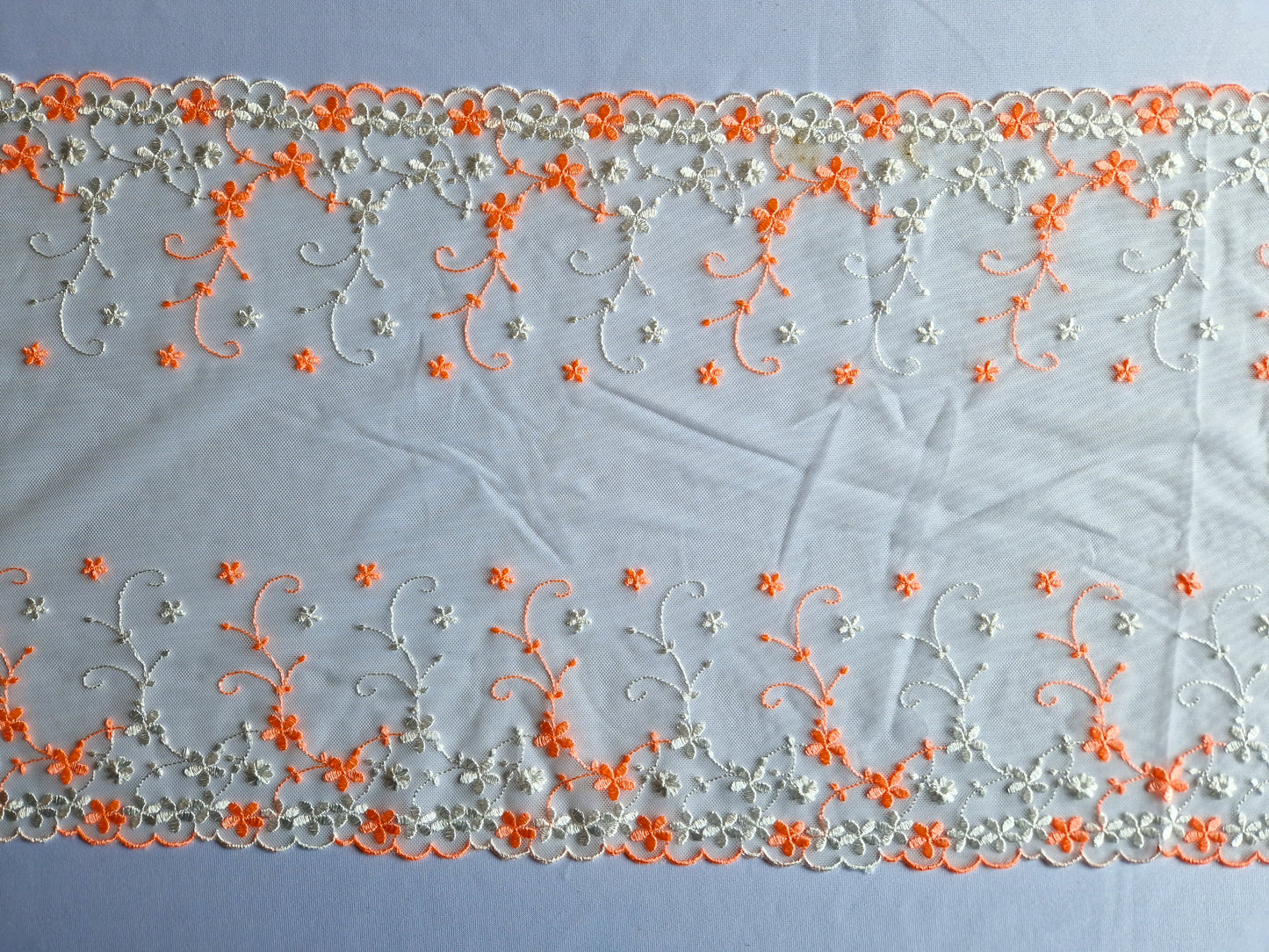 2024-87 wit tule kant met geborduurde kleine bloemetjes in wit en neon oranje-roze