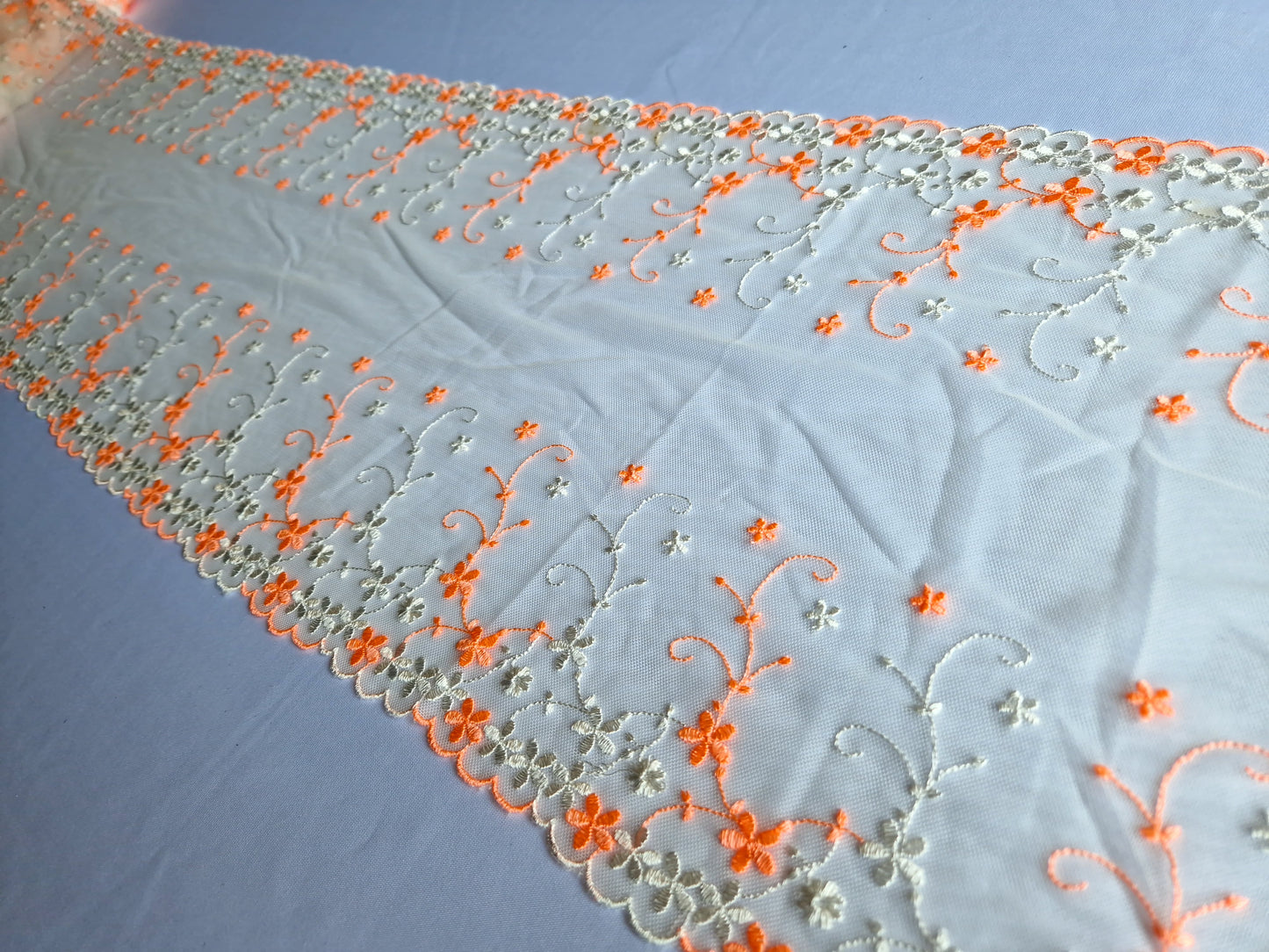 2024-87 wit tule kant met geborduurde kleine bloemetjes in wit en neon oranje-roze