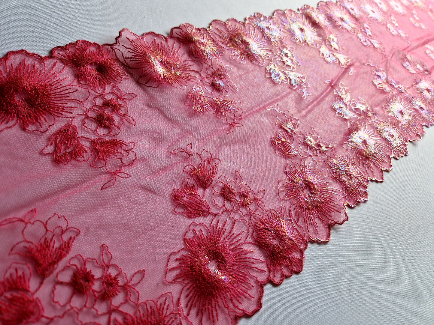 2024-88 rozerood tule kant met bloemen en iriserende folie print