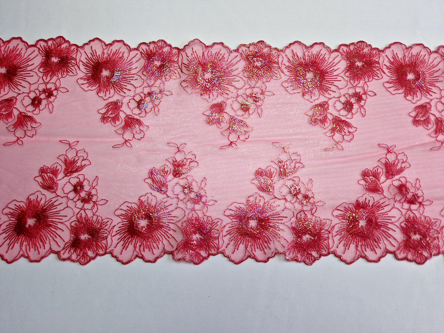 2024-88 rozerood tule kant met bloemen en iriserende folie print