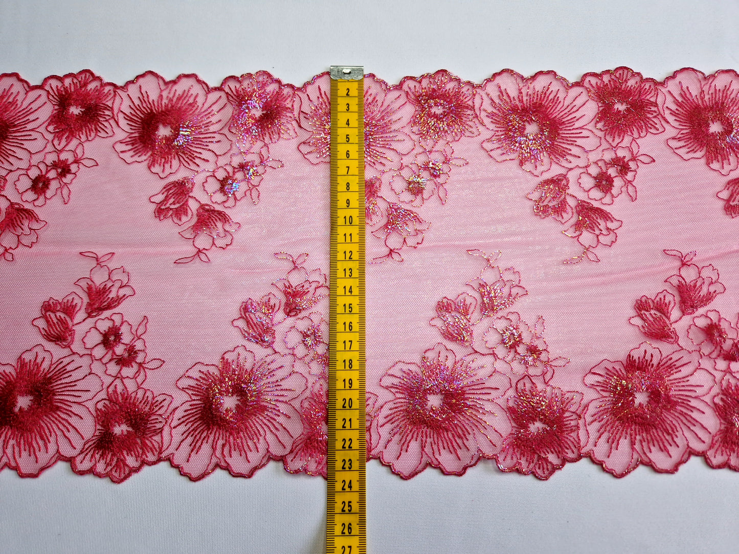 2024-88 rozerood tule kant met bloemen en iriserende folie print