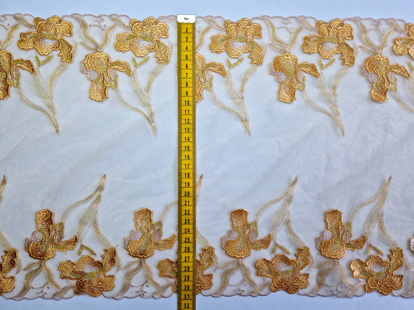 2024-90 tule kant in goudgele tinten met geborduurde Japanse Iris voorzien van goudkleurig lurex draad