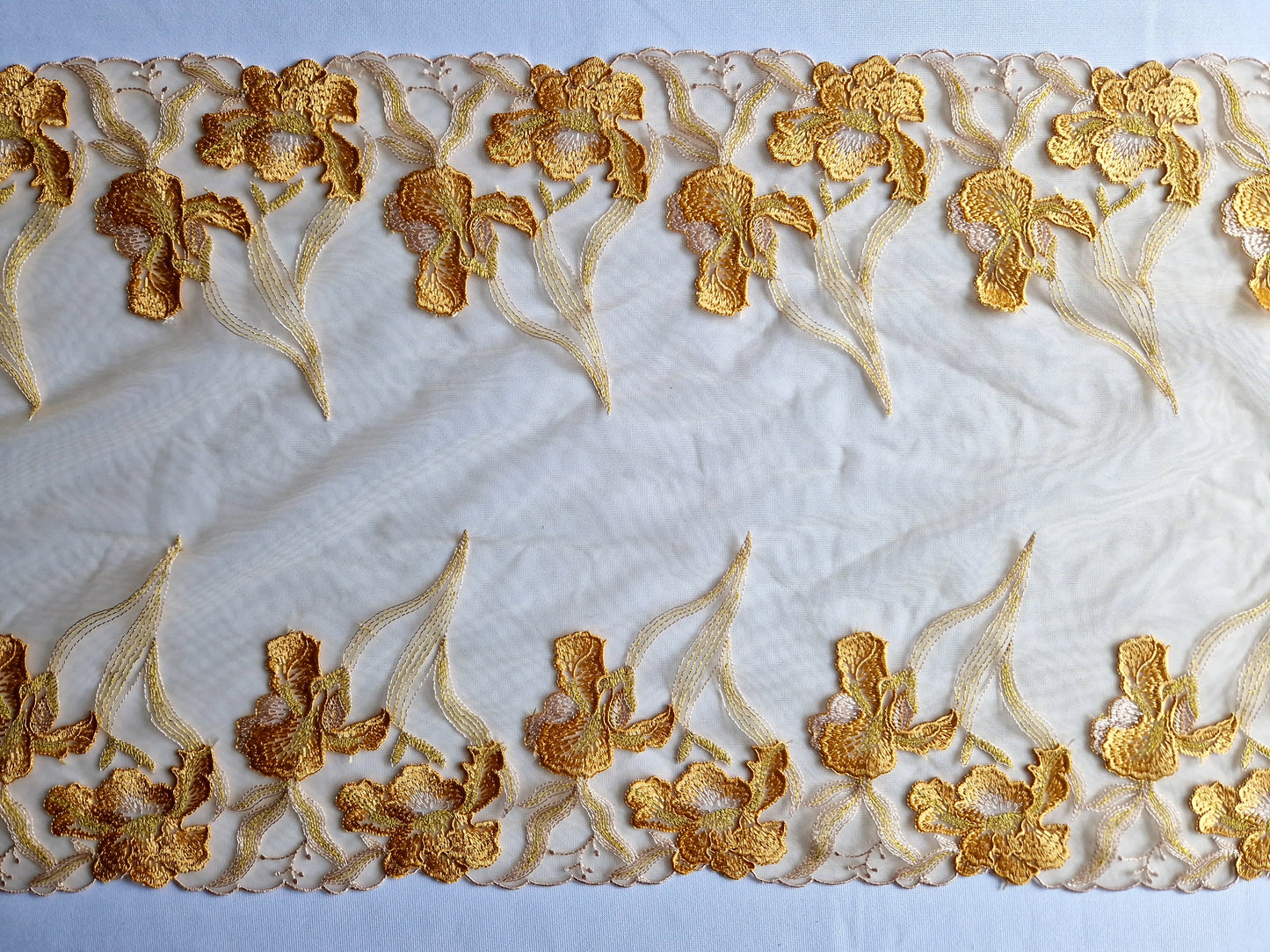 2024-90 tule kant in goudgele tinten met geborduurde Japanse Iris voorzien van goudkleurig lurex draad