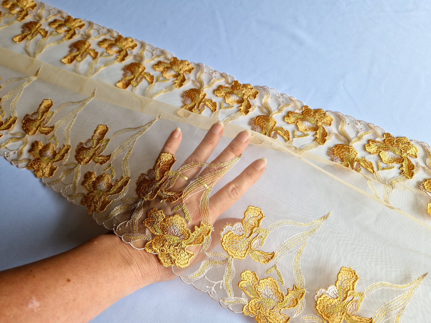 2024-90 tule kant in goudgele tinten met geborduurde Japanse Iris voorzien van goudkleurig lurex draad