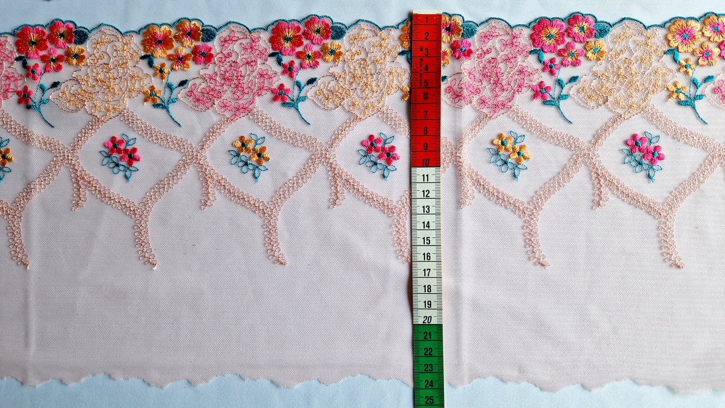 2024-100 Oud roze tule kant met fuchsia rozen en oranje bloemetjes