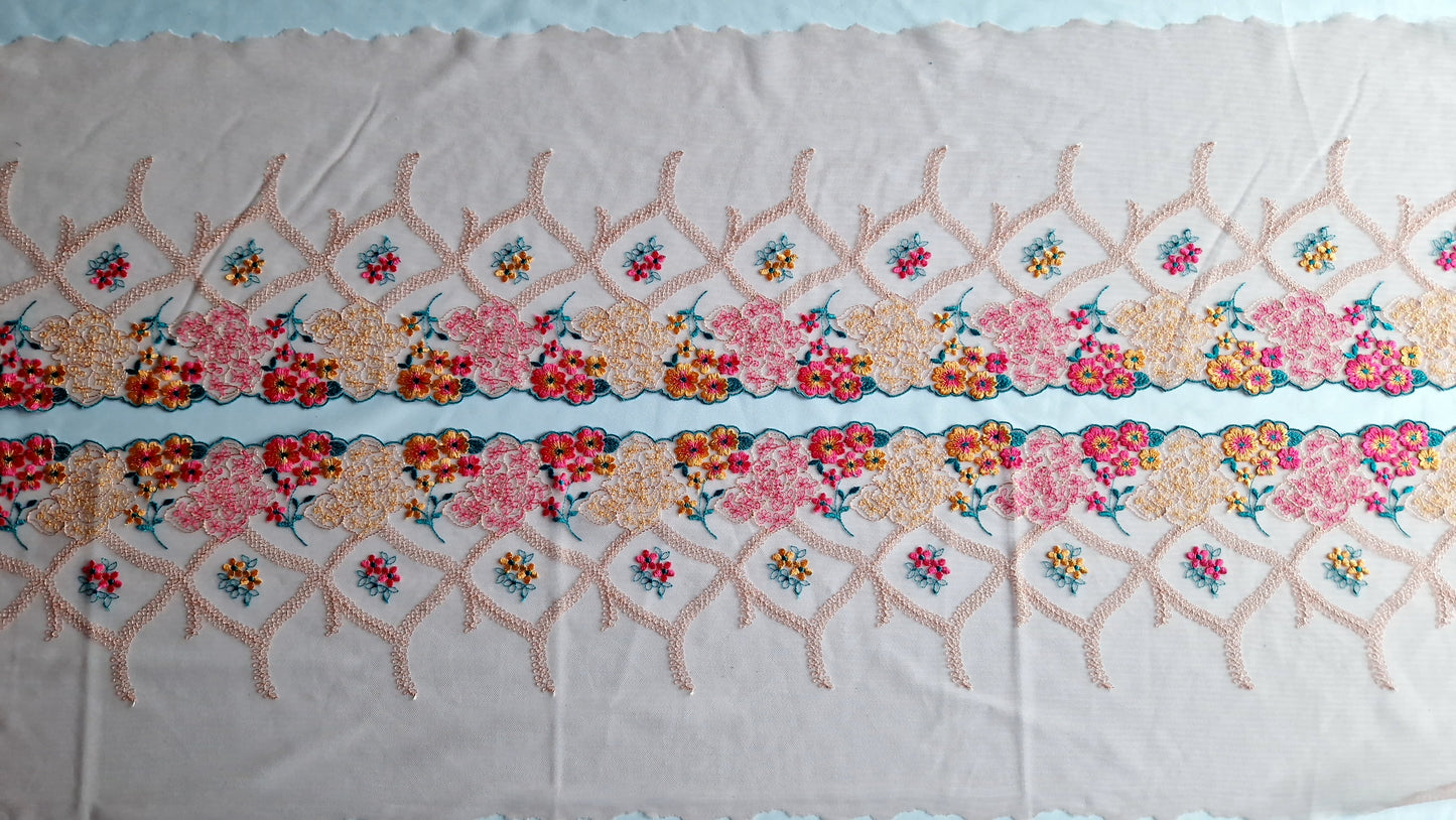 2024-100 Oud roze tule kant met fuchsia rozen en oranje bloemetjes